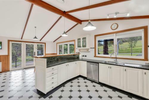 Luxury 6 Bedroom Home With Pool And Spa