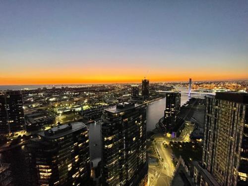Modern Docklands Apartment City View 3b Lv34