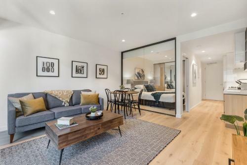 Modern Apartment With Balcony Near Kings Domain