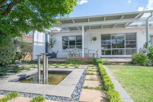 Hillcrest Light Filled Home With Stunning Garden