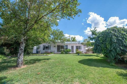 Hillcrest Light Filled Home With Stunning Garden