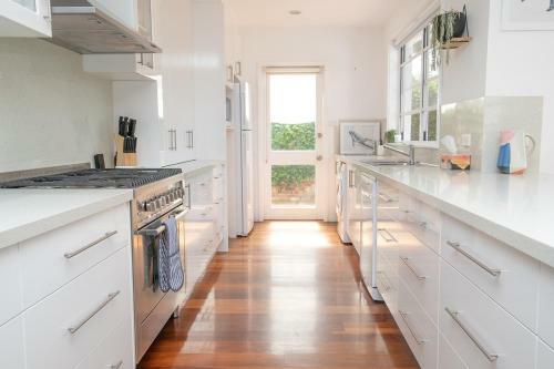Hillcrest Light Filled Home With Stunning Garden