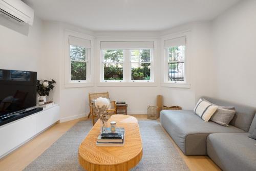 Modern Double Bay Apartment // 2 Min Walk To Beach