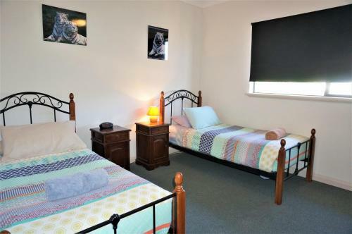 Ningaloo Breeze Villa 3 - 3 Bedroom Fully Self-contained Holiday Accommodation