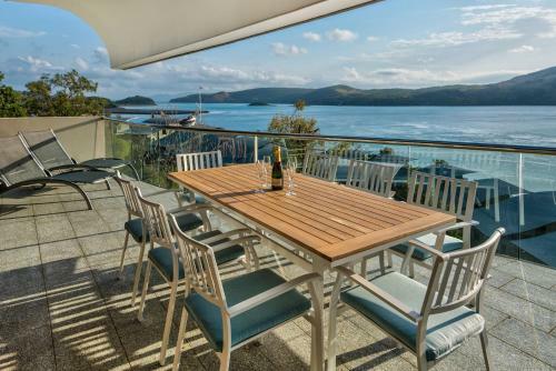 Waves 5 Luxury 3 Bedroom Breathtaking Ocean Views Central Location