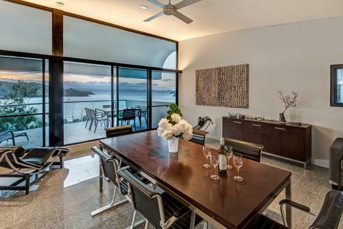 Waves 3 Luxury 3 Bedroom Endless Ocean Views Central Location + Buggy