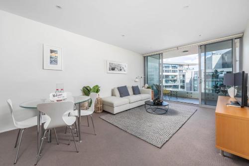 Beautiful Modern Lake View Apartment