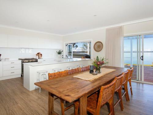 Tranquility Absolute Waterfront - Pet Friendly - 10 Mins To Hyams Beach