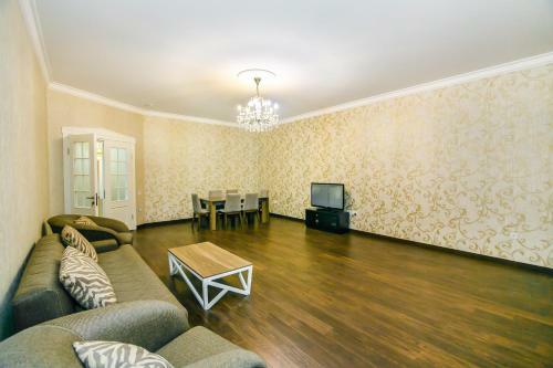 Apartment On 28 Mall