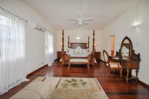 Lascelles Villa Sleeps 10 With Pool And Air Con