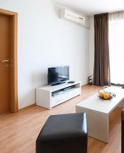 Seaside Garden 2 Bedroom Apartment For 4+1 Pax
