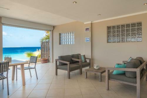 Oceanfront Deluxe Apartment Blue Marlin At Den Laman