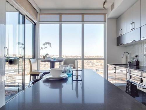 Sweeping Views Luxury 2br Suite Pool Table, Rooftop Patio, Bbq, Coffee