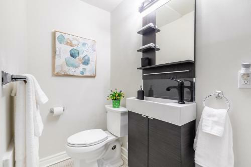 Upscale 1br - Boutique Apartment - Prime Location Downtown!
