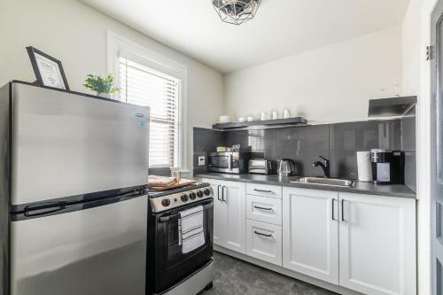Upscale Studio - Boutique Apartment - Prime Walk Location!