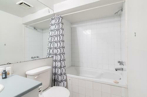 Spacious 3br Apartment - Steps Away From Leslieville!