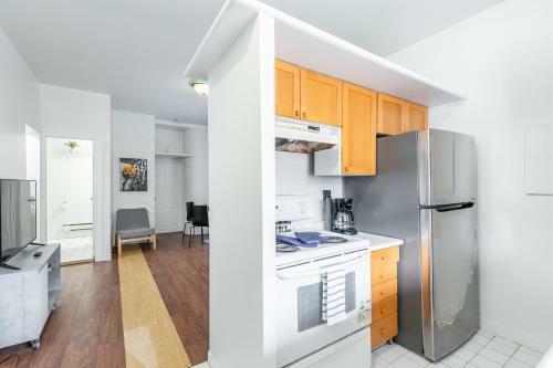 Spacious 3br Apartment - Steps Away From Leslieville!