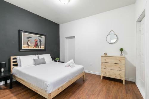 Spacious 3br Apartment - Steps Away From Leslieville!
