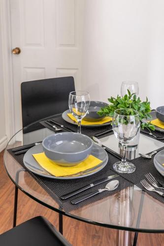Spacious 3br Apartment - Steps Away From Leslieville!