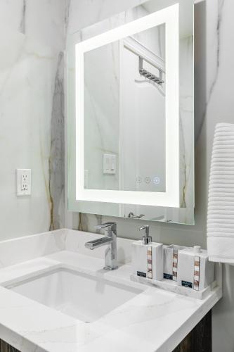 Prime Location - Stunning 2br - Newly Renovated!