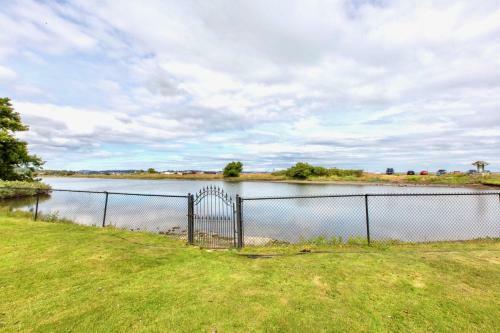 Beach Front Oasis 15 Mins From Downtown Victoria