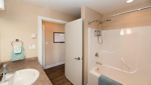 10 Mile Point Port Side Oceanfront Suite