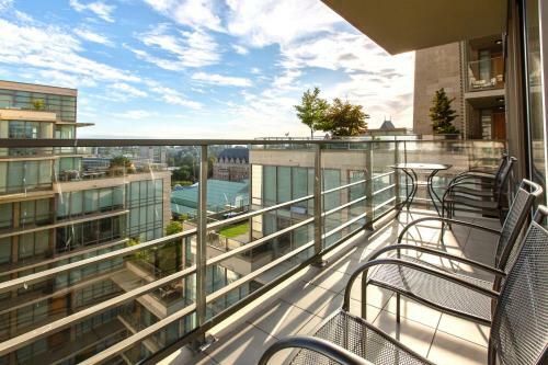 Luxe Downtown Condo With Stunning Views !!