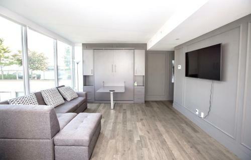 Luxe Downtown Condo With Stunning Views !!
