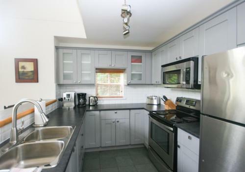 Gorgeous Chalet With Fairway Views By Harmony Whistler