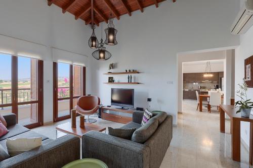 Villa In Kouklia Sleeps 4 Includes Swimming Pool And Air Con