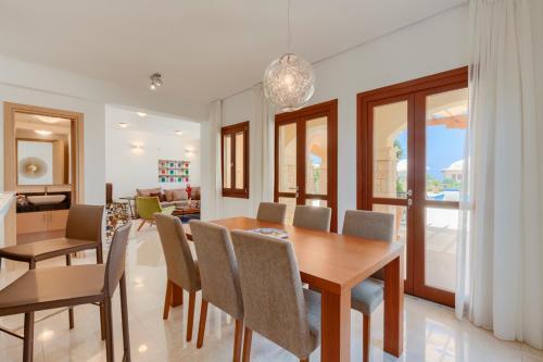 Villa In Kouklia Sleeps 4 Includes Swimming Pool And Air Con 7