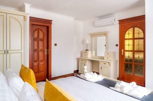 5br 2bath Masarykovo N�b?e?� Apartment