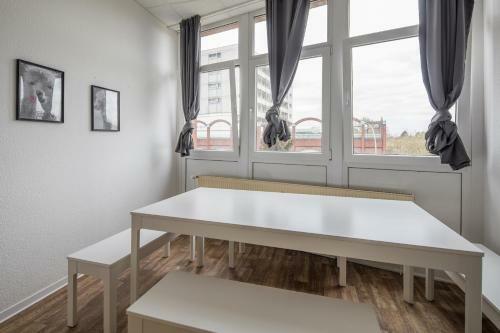 Spacious Apartment In Hamburg For 12