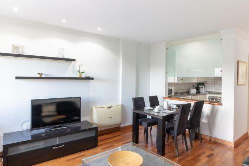 Apartamento Flatguest Ramblas Golf 6c - Parking + Pool + Gym