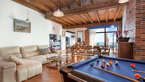 Lloret de Mar Villa Sleeps 8 With Pool And Air Con