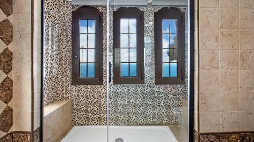 Lloret de Mar Villa Sleeps 8 With Pool And Air Con