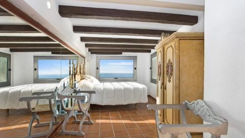 Lloret de Mar Villa Sleeps 8 With Pool And Air Con