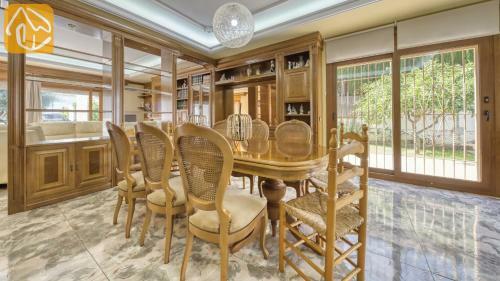 Lloret de Mar Villa Sleeps 10 Pool Wifi