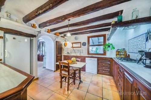Pollenca Villa Sleeps 12 With Pool And Air Con