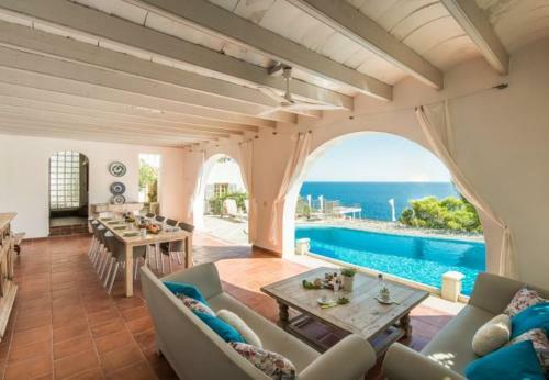 Font de Sa Cala Holiday Home Sleeps 10 With Pool