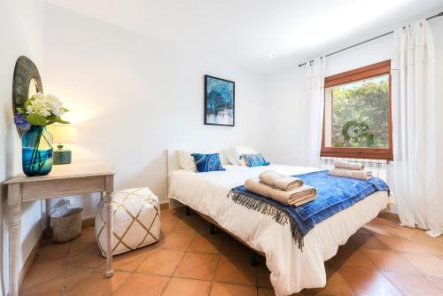 Es Mal Pas Villa Sleeps 10 With Pool And Air Con