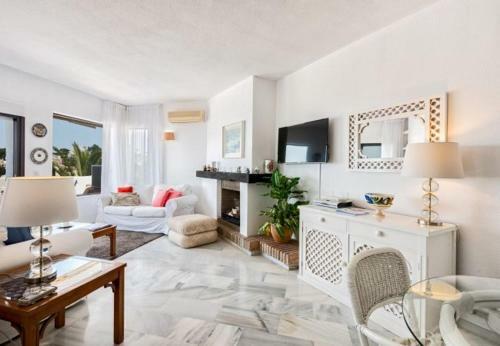 Cabopino Apartment Sleeps 4 Pool Air Con Wifi
