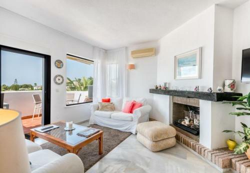 Cabopino Apartment Sleeps 4 Pool Air Con Wifi