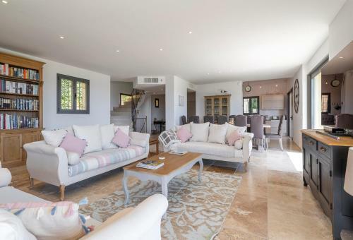 Cabris Villa Sleeps 14 With Pool And Air Con