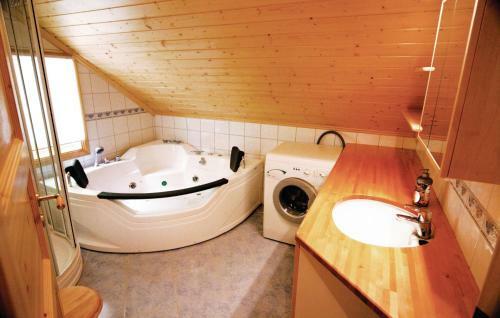 Holiday Home Hatlestrand Hatlestrandsvegen IV