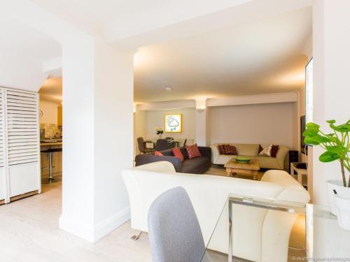 Spacious 5bdr House W/garden In Fabulous Location