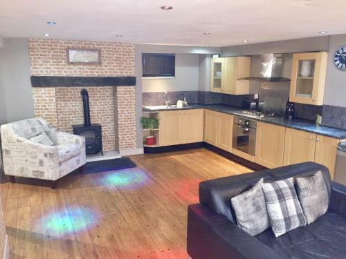 Large 2-bed House Derbyshire Off Chatsworth Rd