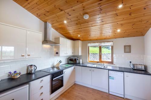 Woodpecker Lodge With Hot Tub Near Cupar Fife