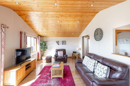 Woodpecker Lodge With Hot Tub Near Cupar Fife