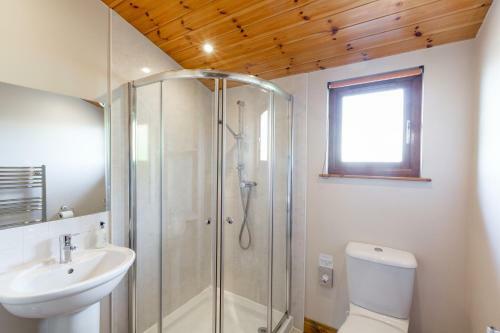 Woodpecker Lodge With Hot Tub Near Cupar Fife
